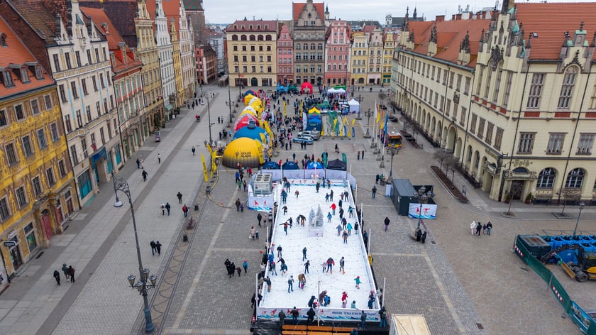 Powiększ obraz: Widok z lotu ptaka na lodowisko w Rynku w weekend 14-15 lutego 2026 r..