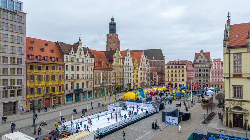 Powiększ obraz: Widok z lotu ptaka na lodowisko w Rynku w weekend 14-15 lutego 2026 r.