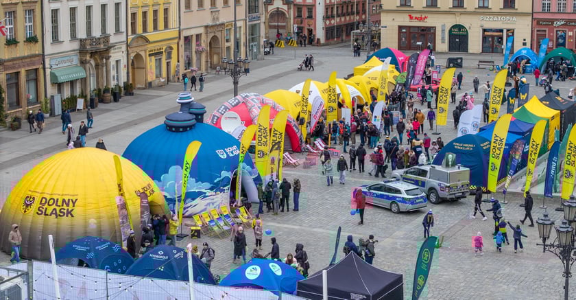 Powiększ obraz: Widok z lotu ptaka na lodowisko w Rynku w weekend 14-15 lutego 2026 r..