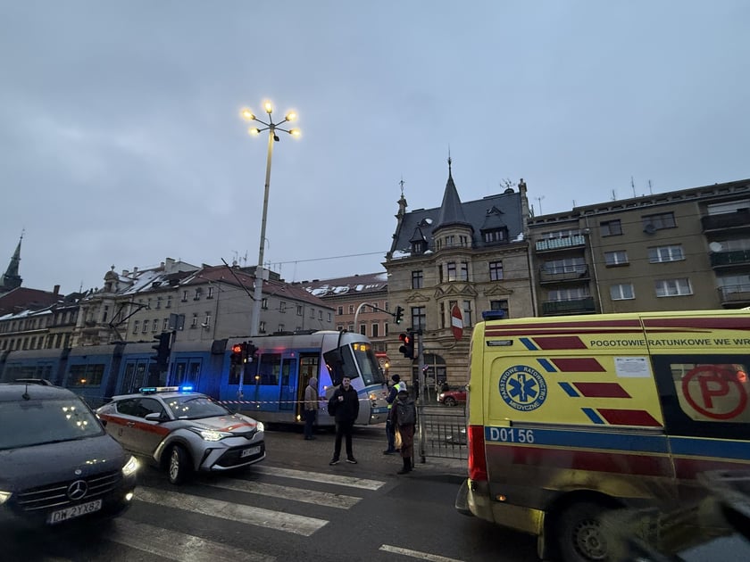 Powiększ obraz: Miejscu wypadku na ul. Kazimierza Wielkiego, gdzie tramwaj potrącił rowerzystę. 17 lutego 2026 r.