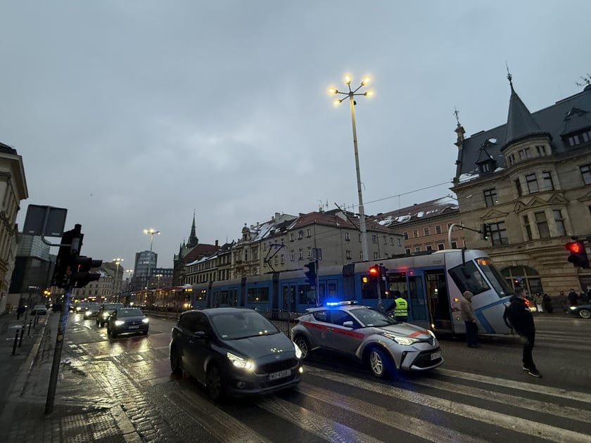 Powiększ obraz: Miejscu wypadku na ul. Kazimierza Wielkiego, gdzie tramwaj potrącił rowerzystę. 17 lutego 2026 r.