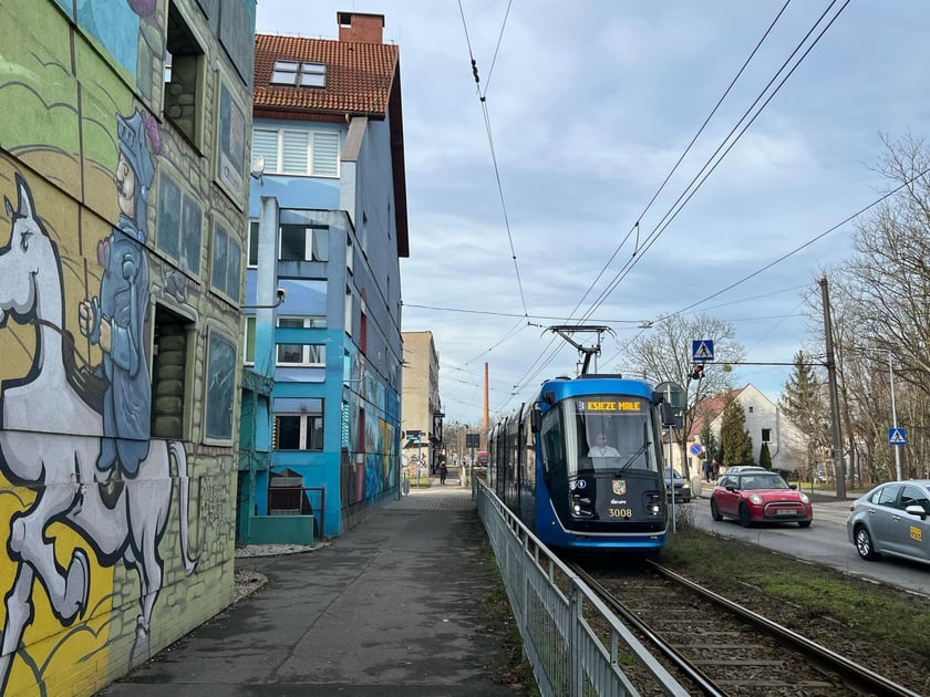 Powiększ obraz: Zdjęcie przedstawiające tramwaj jadący ulicą - na ul. Opolskiej.