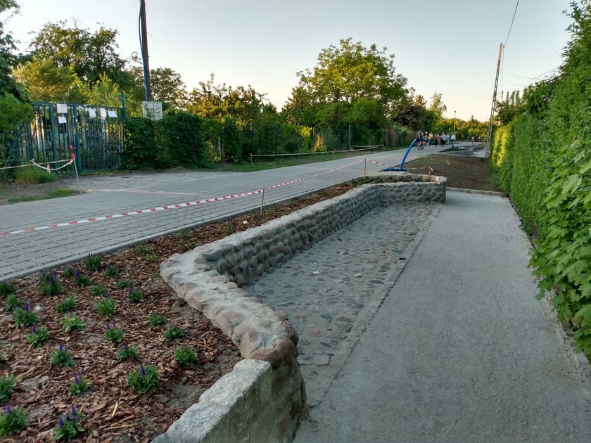 Rowerzyści i piesi przemieszczą się wygodnie od skweru Ludzi ze znakiem P do wałów przeciwpowodziowych nad Odrą