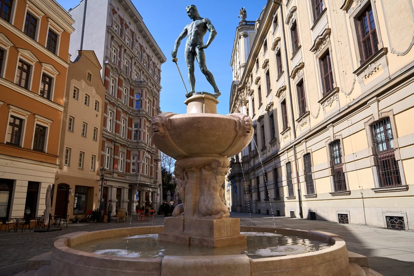 Powiększ obraz: <p>Fontanna Szermierz na Pl. Uniwersyteckim we Wrocławiu</p>