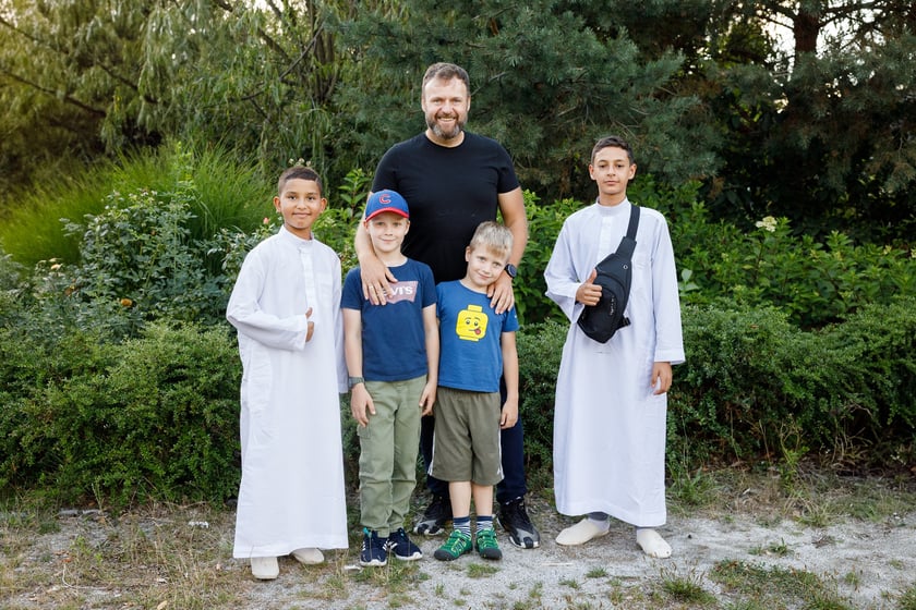 Powiększ obraz: Młodzi artyści z Maroka, którzy uczestniczyli w jednej z poprzednich edycji projektu Lelenfant i mieszkali u polskiej rodziny