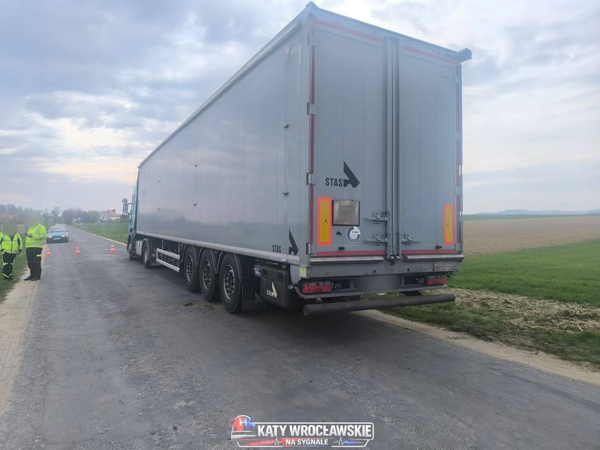 Wypadek z udziałem pociągu i ciężar&oacute;wki w Michałowicach pod Sob&oacute;tką