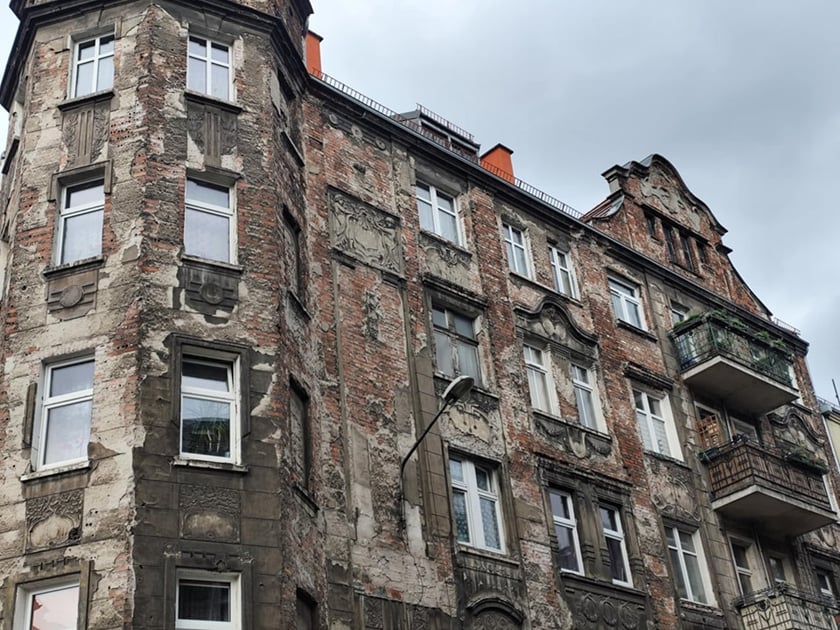 Kamienica przy Jedności Narodowej 86 we Wrocławiu przed remontem
