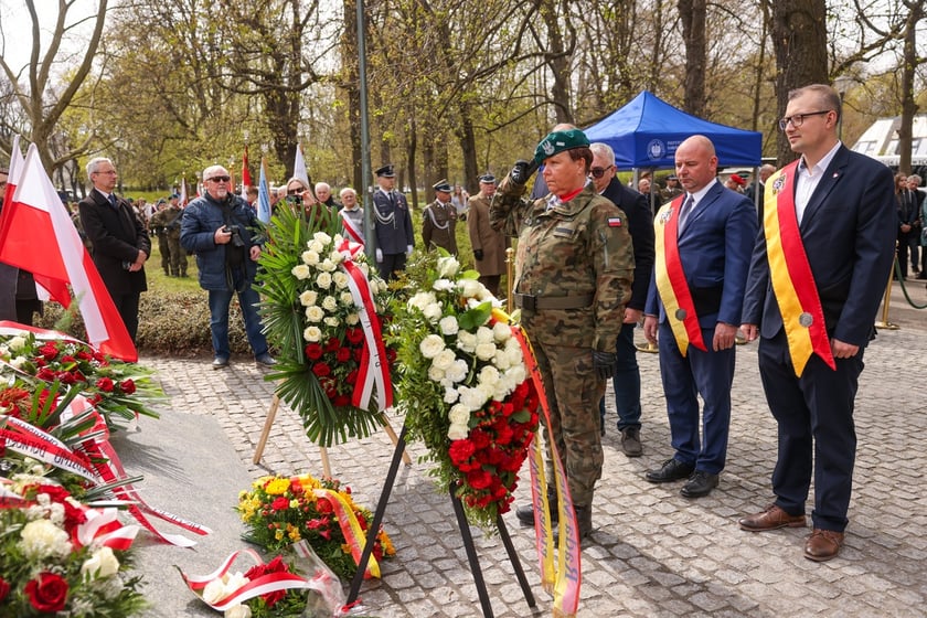 Uroczystości pod Pomnikiem Ofiar Zbrodni Katyńskiej we Wrocławiu