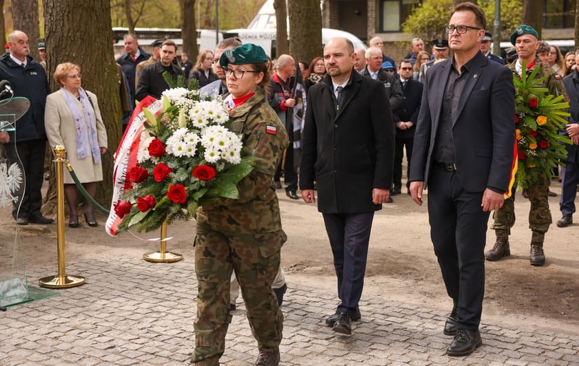Uroczystości pod Pomnikiem Ofiar Zbrodni Katyńskiej we Wrocławiu