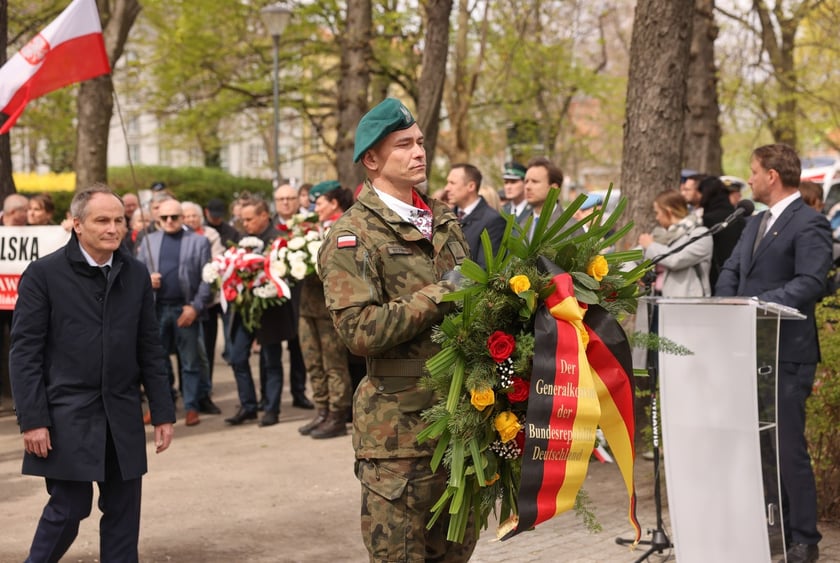 Uroczystości pod Pomnikiem Ofiar Zbrodni Katyńskiej we Wrocławiu