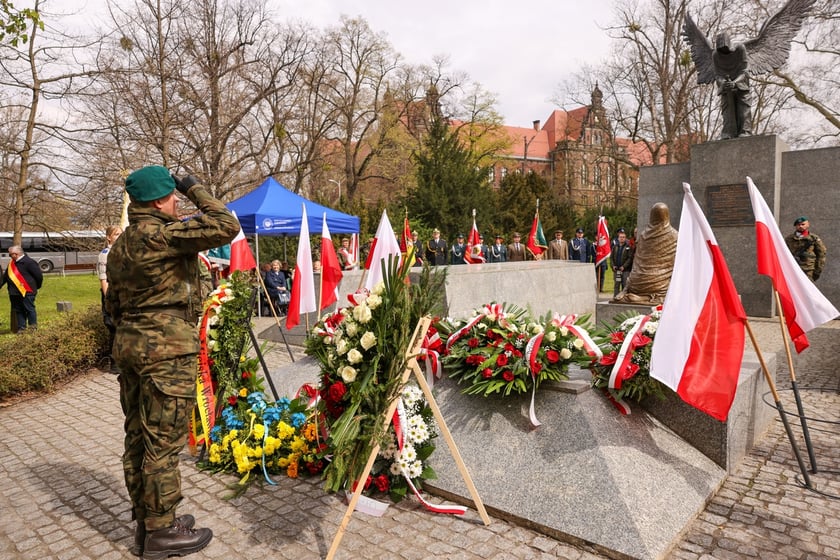 Uroczystości pod Pomnikiem Ofiar Zbrodni Katyńskiej we Wrocławiu