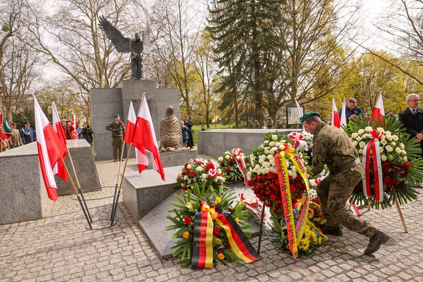 Uroczystości pod Pomnikiem Ofiar Zbrodni Katyńskiej we Wrocławiu