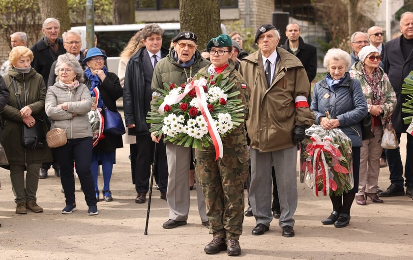 Uroczystości pod Pomnikiem Ofiar Zbrodni Katyńskiej we Wrocławiu