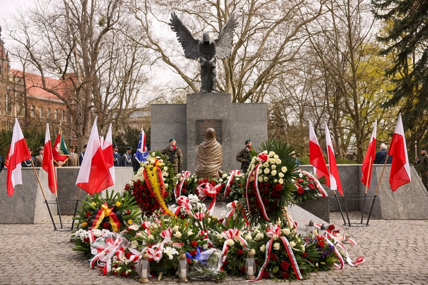 Uroczystości pod Pomnikiem Ofiar Zbrodni Katyńskiej we Wrocławiu