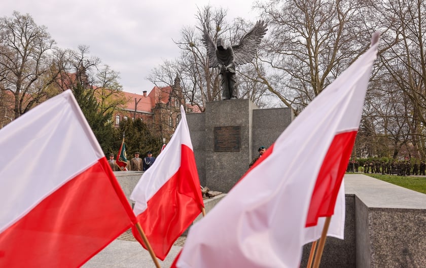Uroczystości pod Pomnikiem Ofiar Zbrodni Katyńskiej we Wrocławiu