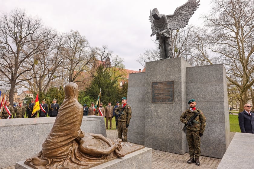 Uroczystości pod Pomnikiem Ofiar Zbrodni Katyńskiej we Wrocławiu