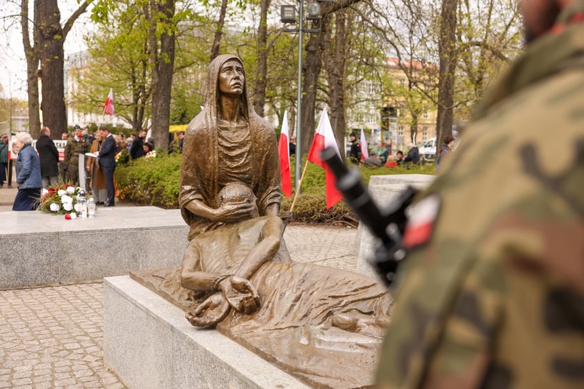 Uroczystości pod Pomnikiem Ofiar Zbrodni Katyńskiej we Wrocławiu