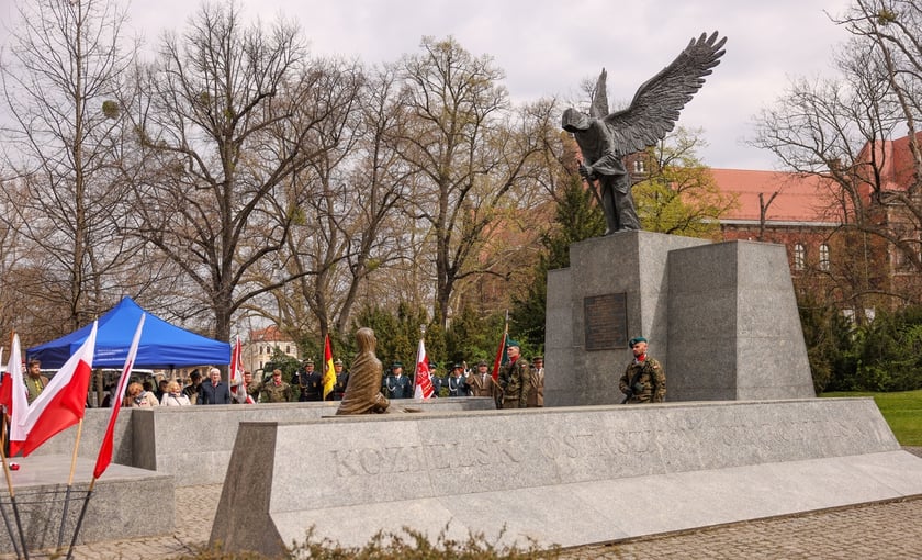 Uroczystości pod Pomnikiem Ofiar Zbrodni Katyńskiej we Wrocławiu