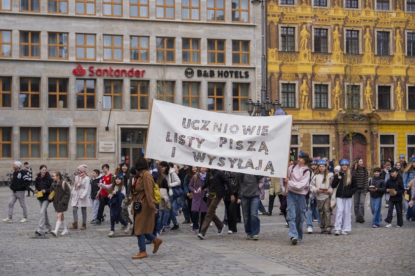 Akcja „Uczniowie listy piszą i wysyłają” na wrocławskim Rynku
