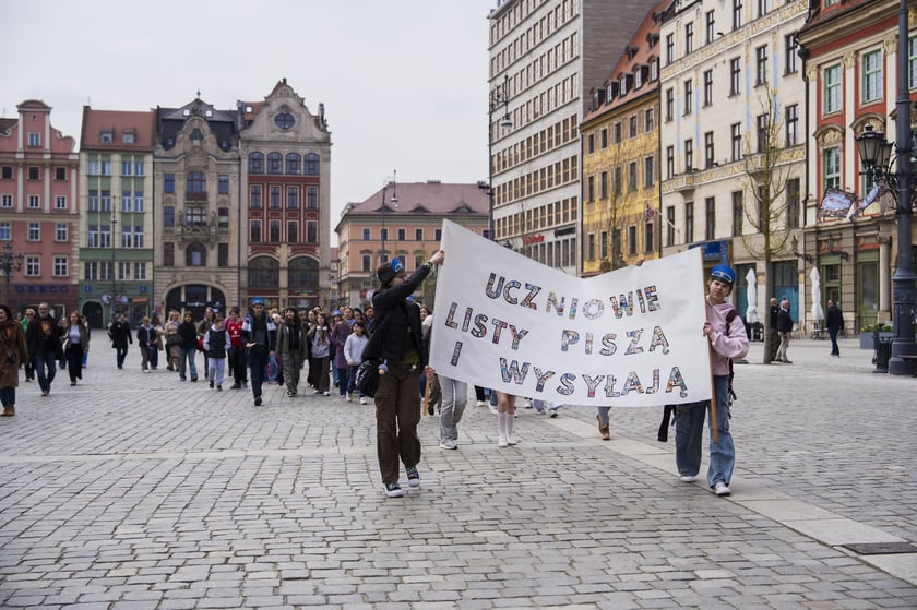Akcja „Uczniowie listy piszą i wysyłają” na wrocławskim Rynku