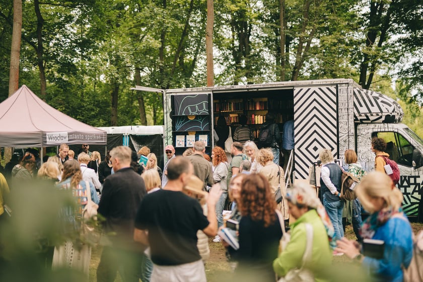Festiwal G&oacute;ry Literatury - Booktruck. Zdjęcie archiwalne.