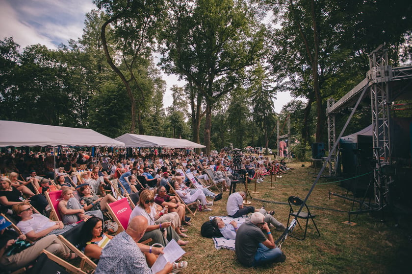 Festiwal G&oacute;ry Literatury - publiczność na Zamku Sarny, zdjęcie archiwalne.