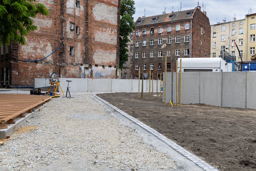 Obecnie realizowany jest II etap remontu Podwórka im. Wszystkich Mieszkańców na Przedmieściu Oławskim.