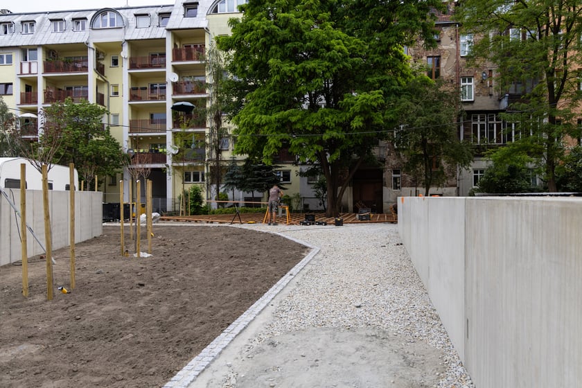 Obecnie realizowany jest II etap remontu Podwórka im. Wszystkich Mieszkańców na Przedmieściu Oławskim.
