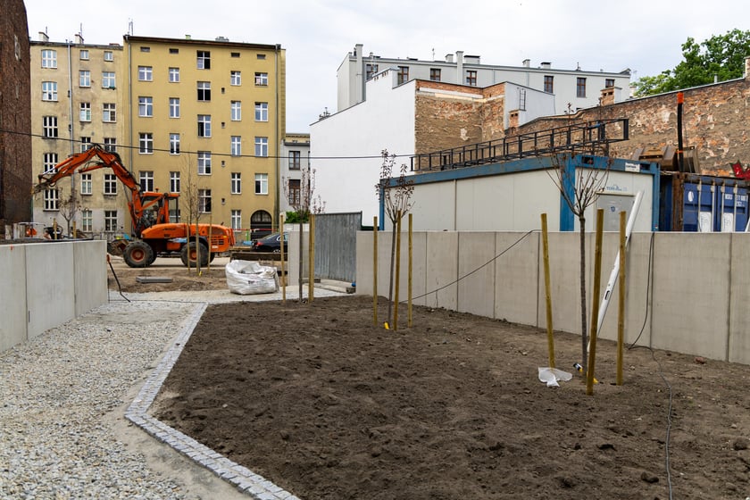 Obecnie realizowany jest II etap remontu Podwórka im. Wszystkich Mieszkańców na Przedmieściu Oławskim.
