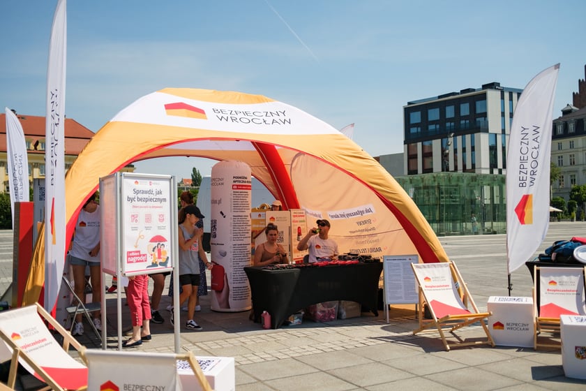 Festyn programu "Bezpieczny Wrocław" na placu Wolności we Wrocławiu