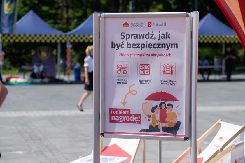 Festyn programu "Bezpieczny Wrocław" na placu Wolności we Wrocławiu