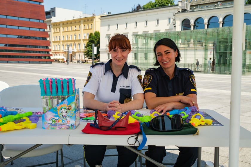 Festyn programu "Bezpieczny Wrocław" na placu Wolności we Wrocławiu