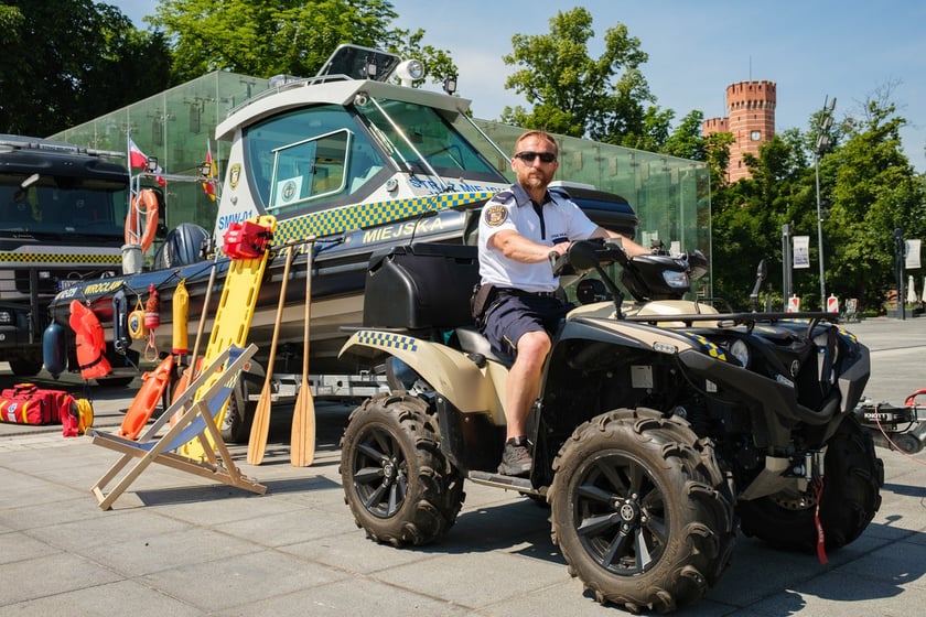Festyn programu "Bezpieczny Wrocław" na placu Wolności we Wrocławiu