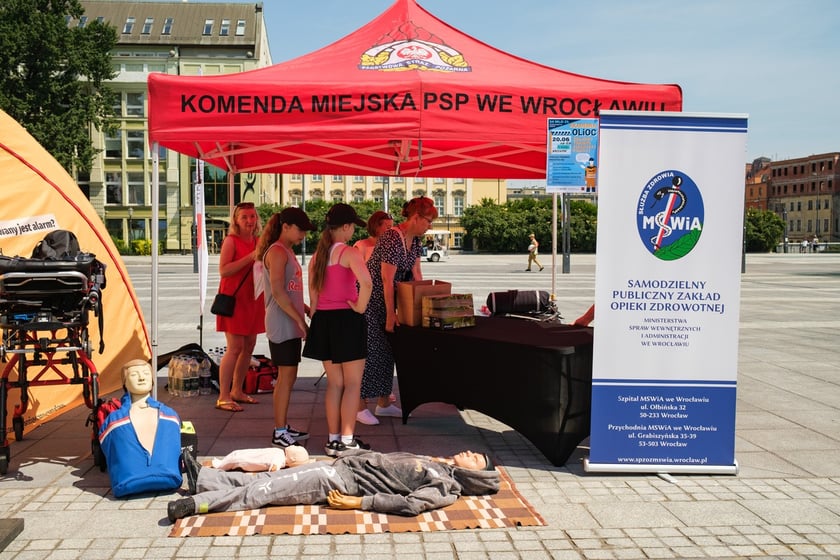 Festyn programu "Bezpieczny Wrocław" na placu Wolności we Wrocławiu
