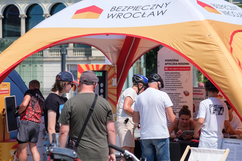 Festyn programu "Bezpieczny Wrocław" na placu Wolności we Wrocławiu