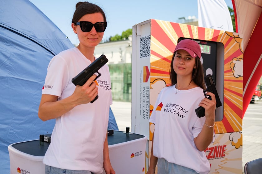 Festyn programu "Bezpieczny Wrocław" na placu Wolności we Wrocławiu