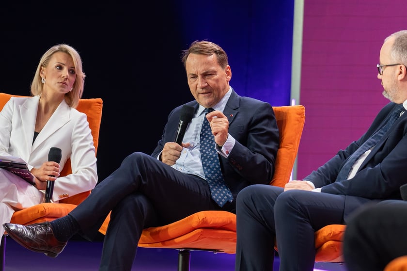 Uczestnicy debaty "Wojna i pokój" rozpoczynającej Kongres i Festiwal Psychologiczny Re_Mind.