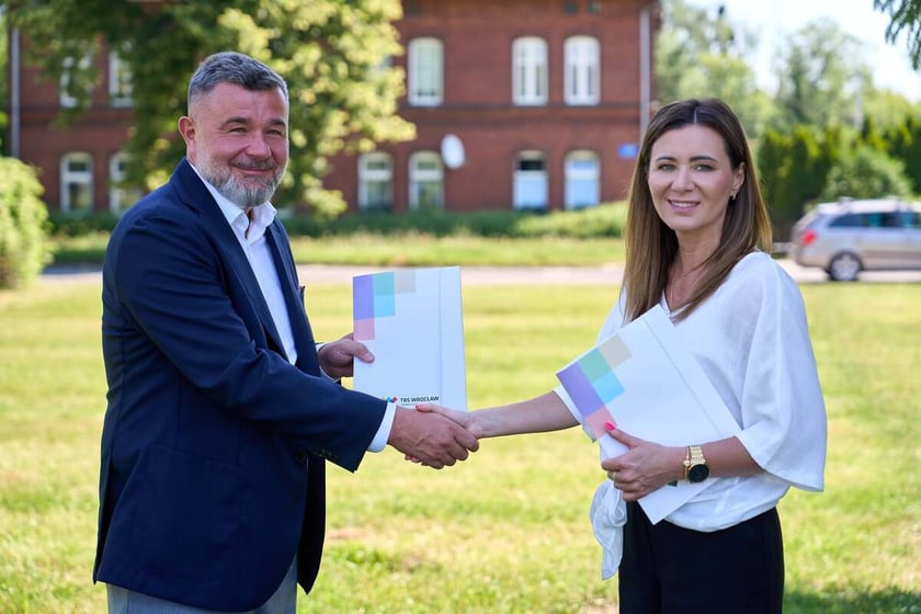 Podpisanie umowy na budowę kompleksu TBS Wrocław na Brochowie. Od prawej: Iwona Gosa, Prezes Zarządu TBS Wrocław, Piotr Kledzik, Prezes Zarządu PORR S.A.