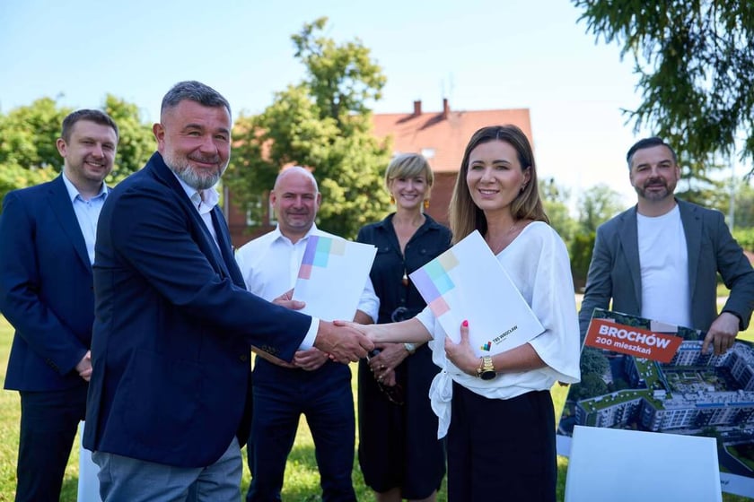 Podpisanie umowy na budowę kompleksu TBS Wrocław na Brochowie. Od prawej: Iwona Gosa, Prezes Zarządu TBS Wrocław, Piotr Kledzik, Prezes Zarządu PORR S.A.