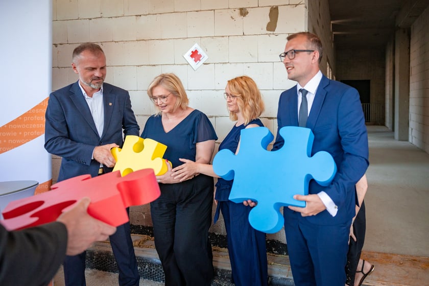 Konferencja prasowa, w trakcie kt&oacute;rej zaprezentowana postęp prac przy ul. Koszarowej