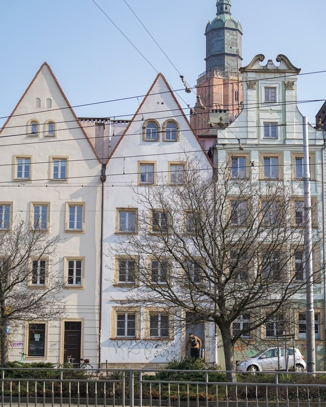 Widok z ulicy Cieszyńskiego w kierunku ulic Nowy Świat i Oławy Białoskórniczej