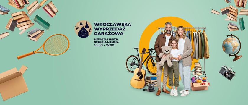 Grafika przedstawiająca rodzinę: tatę, mamę i córkę, którzy stoją wśród różnych rzeczy z napisem "Wrocławska Wyprzedaż Garażowa"