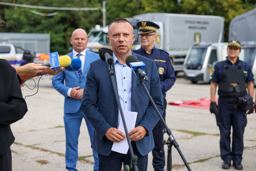 Prezentacja sprzętu Straży Miejskiej we Wrocławiu. Piotr Znamirowski, zastępca dyrektora Wydziału Bezpieczeństwa i Zarządzania Kryzysowego we Wrocławiu