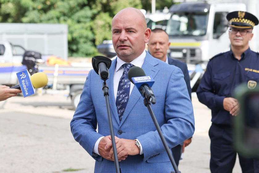 Prezentacja nowych pojazdów i specjalistycznego sprzętu Straży Miejskiej Wrocławia. Dominik Kłosowski, radny rady Miejskiej we Wrocławiu