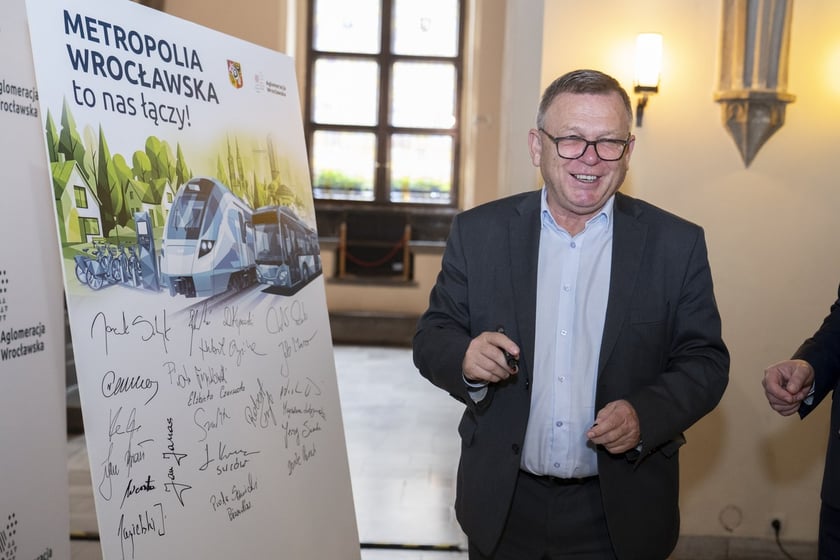 Samorządowcy z aglomeracji wrocławskiej podczas spotkania w sprawie ustawy o powołaniu Metropolii Wrocławskiej