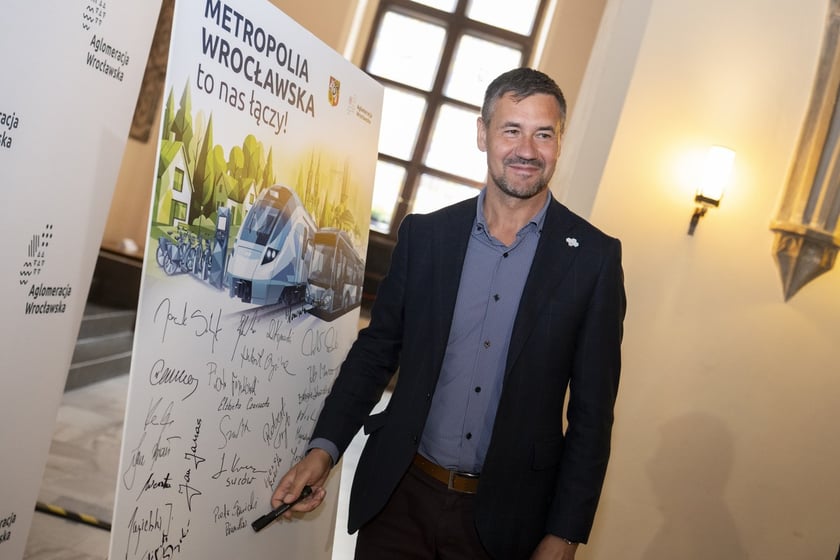 Samorządowcy z aglomeracji wrocławskiej podczas spotkania w sprawie ustawy o powołaniu Metropolii Wrocławskiej