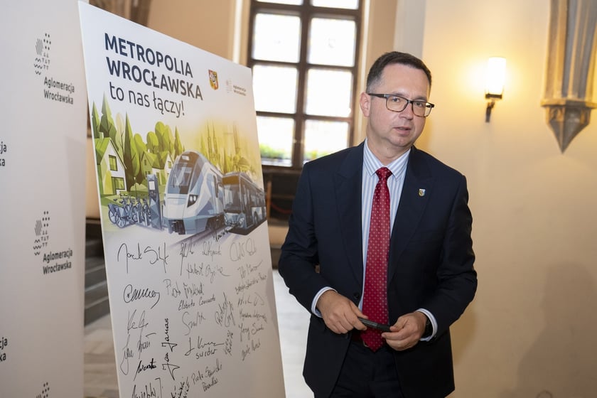 Samorządowcy z aglomeracji wrocławskiej podczas spotkania w sprawie ustawy o powołaniu Metropolii Wrocławskiej