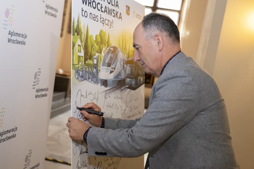Samorządowcy z aglomeracji wrocławskiej podczas spotkania w sprawie ustawy o powołaniu Metropolii Wrocławskiej