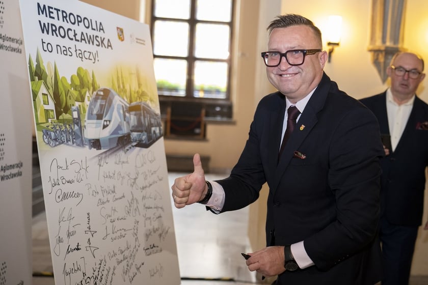 Samorządowcy z aglomeracji wrocławskiej podczas spotkania w sprawie ustawy o powołaniu Metropolii Wrocławskiej