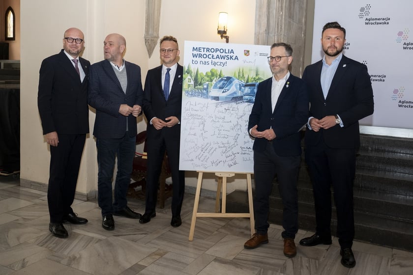 Samorządowcy z aglomeracji wrocławskiej podczas spotkania w sprawie ustawy o powołaniu Metropolii Wrocławskiej